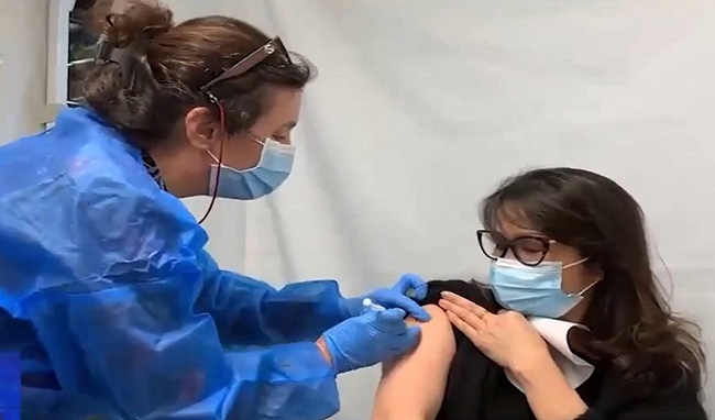 Pháp bỏ quy định đeo khẩu trang tại nhiều địa điểm công cộng