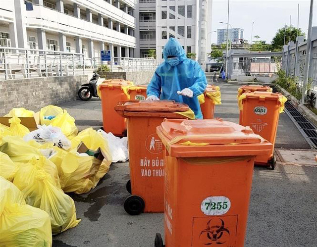 Nhiều gia đình F0 còn chủ quan trong việc phân loại, thu gom rác thải