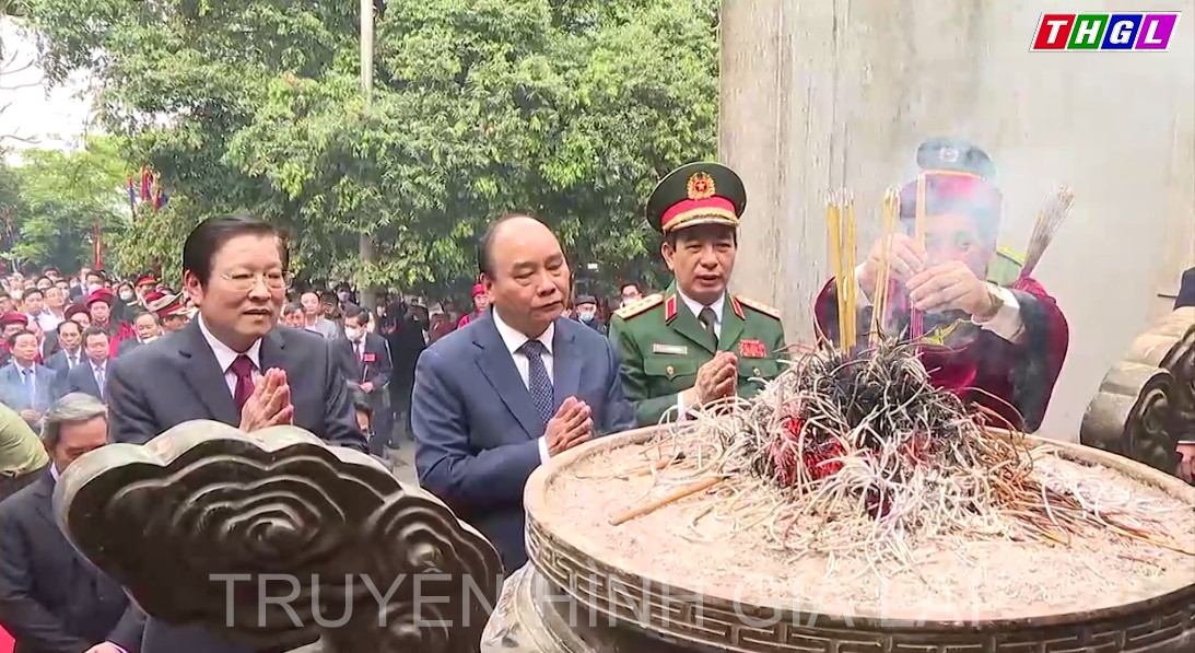 Dâng hương tưởng niệm các Vua Hùng