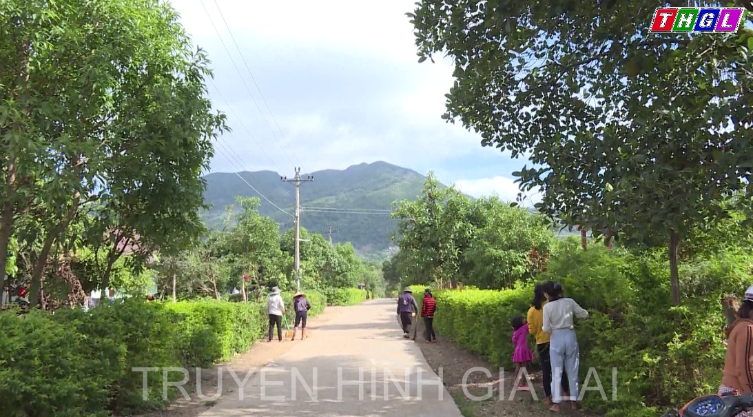 Phụ nữ  làng Chrơng II chung tay xây dựng buôn làng