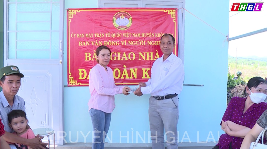 Ủy ban MTTQVN huyện Krông Pa bàn giao nhà Đại đoàn kết cho hộ nghèo tại xã Ia Rsươm  