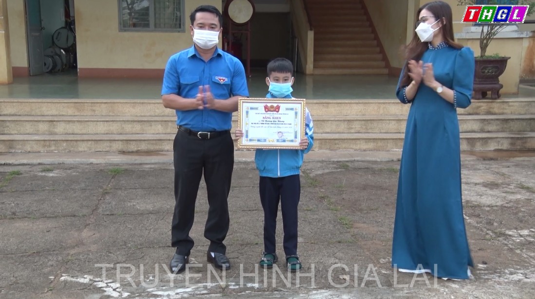 Tỉnh đoàn Gia Lai trao Bằng khen gương “Người tốt, việc tốt” tháng 3/2022