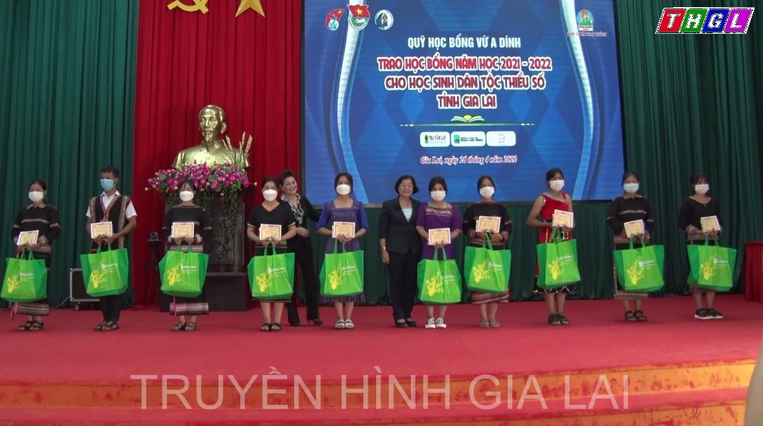 Trao học bổng “Vừ A Dính” cho học sinh dân tộc thiểu số tại Gia Lai