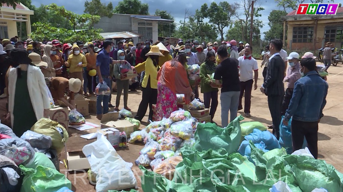 Trao 600 phần quà cho người nghèo tại huyện Chư Sê