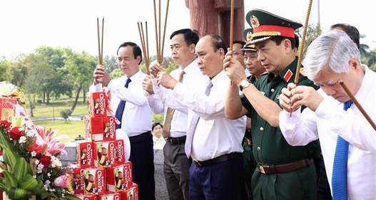 Chủ tịch nước dâng hương tưởng niệm các Anh hùng liệt sĩ tại Thành cổ Quảng Trị