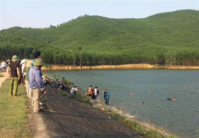 4 nữ sinh lớp 8 tử vong do đuối nước khi tắm hồ