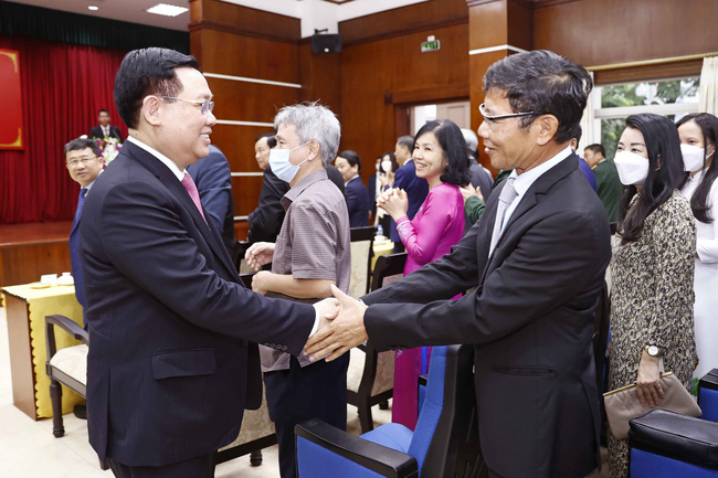 Chủ tịch Quốc hội mong muốn mỗi người Việt tại Lào là sứ giả gìn giữ quan hệ đặc biệt Việt – Lào