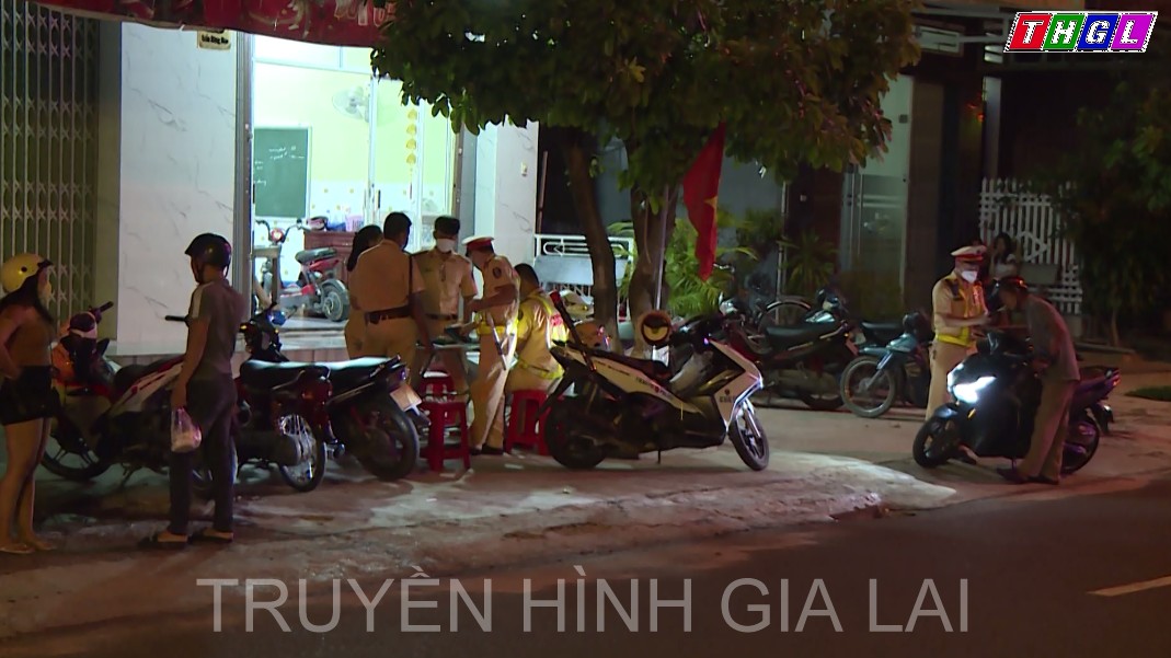 Công an thị xã Ayun Pa tăng cường kiểm tra nồng độ cồn để giảm thiểu TNGT