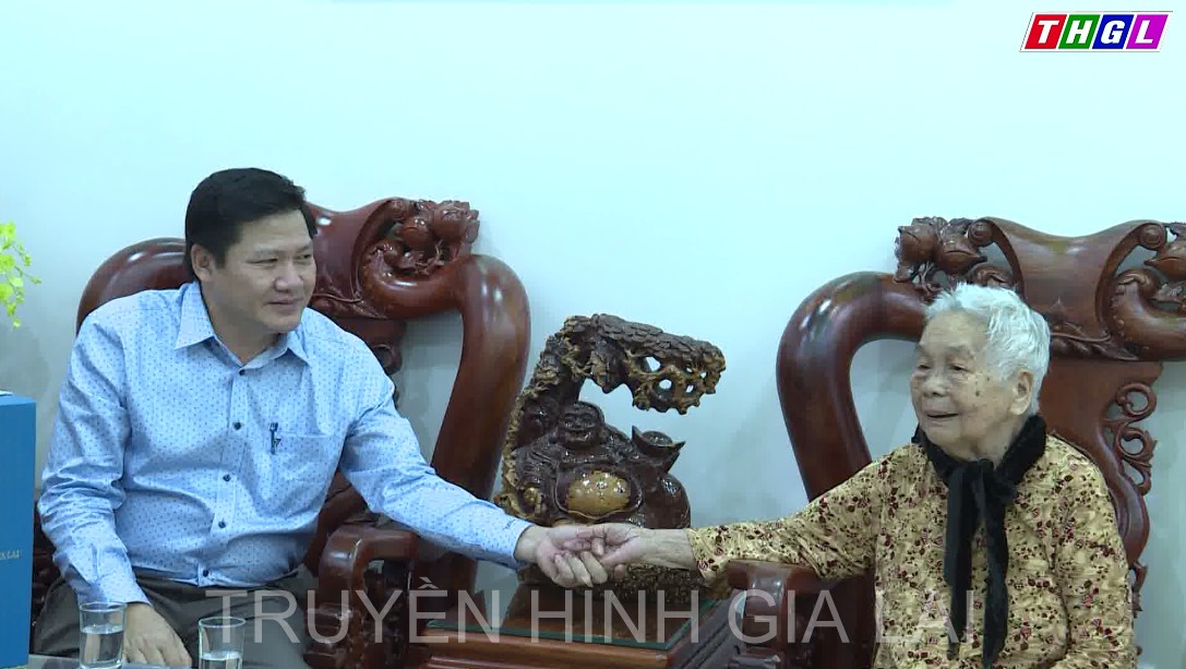 Đồng chí Trương Văn Đạt, Ủy viên Ban Thường vụ Tỉnh ủy, Phó Chủ tịch Thường trực HĐND tỉnh Gia Lai: Thăm tặng quà gia đình chính sách, nguyên lãnh đạo tỉnh