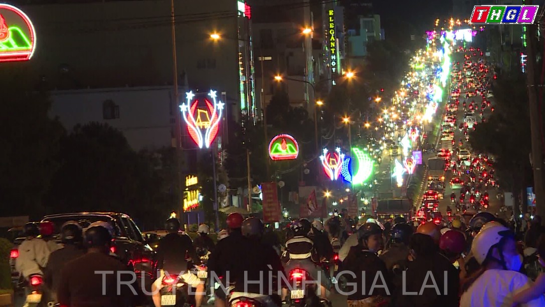 Hàng nghìn người dân phố Núi Pleiku đổ ra đường chúc mừng chiến thắng của đội bóng đá nam U23 Việt Nam