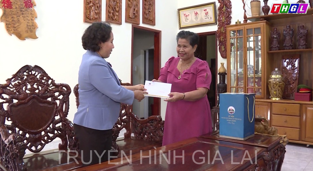 Phó Chủ tịch HĐND tỉnh Gia Lai – Ayun H’Bút đến thăm, tặng quà các đồng chí nguyên là cán bộ Hội đồng nhân dân tỉnh