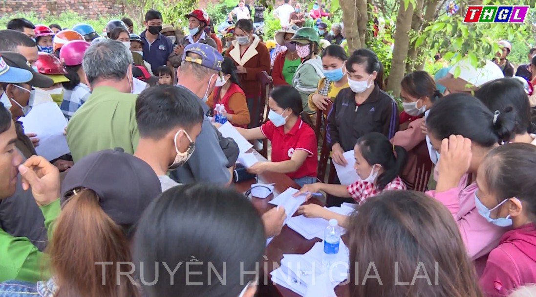 Hội Chữ thập đỏ tỉnh tổ chức khám và tặng quà cho người nghèo tại ở xã Ia Băng