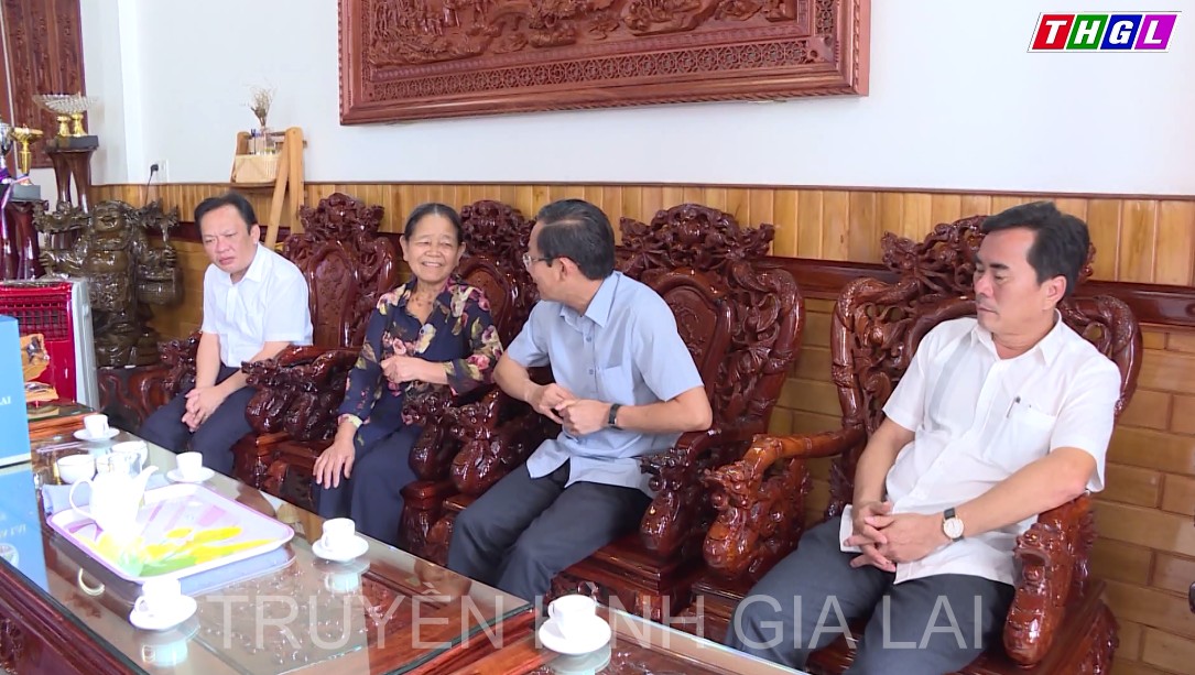 Phó Chủ tịch Thường trực UBND tỉnh Đỗ Tiến Đông thăm, tặng quà nhân kỷ niệm 90 năm thành lập tỉnh