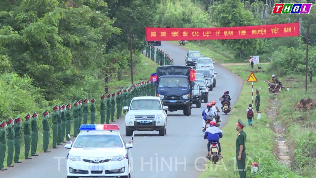 Đoàn xe đưa 18 hài cốt Liệt sỹ quân tình nguyện và chuyên gia Việt Nam hy sinh trong các thời kỳ chiến tranh tại Campuchia đã về đến đất Mẹ Việt Nam