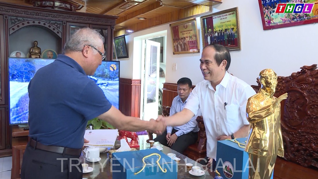  Đồng chí Võ Ngọc Thành đi thăm, tặng quà nhân dịp Kỷ niệm 90 năm Ngày Thành lập tỉnh Gia Lai