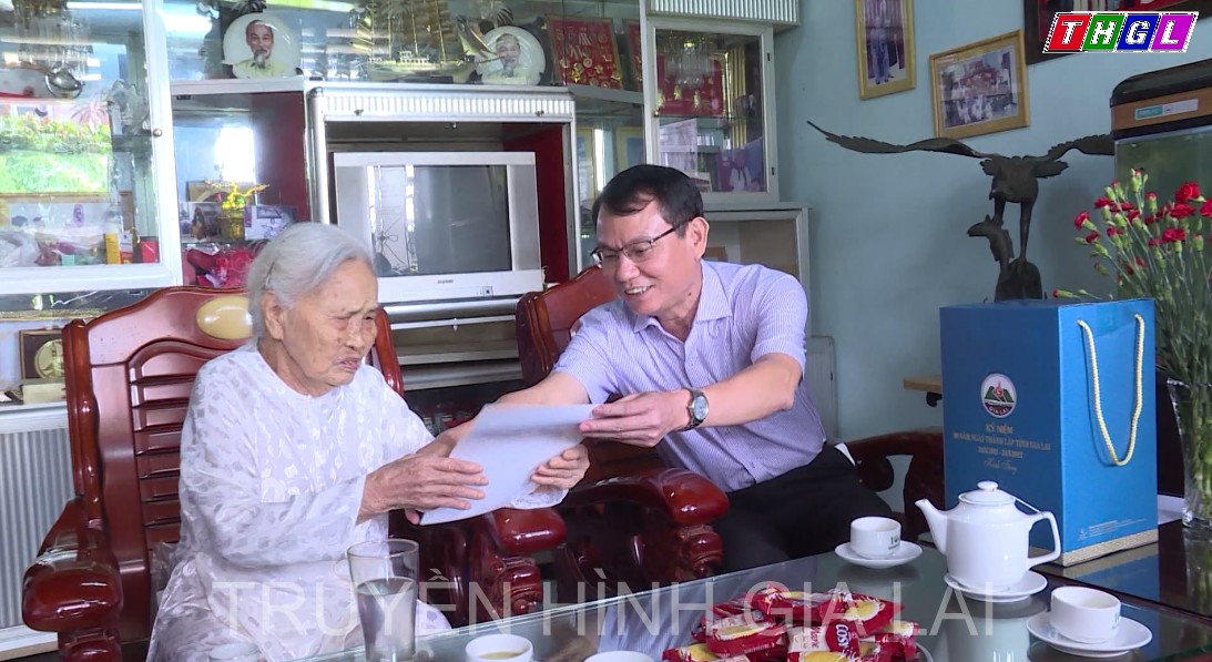 Đồng chí Trịnh Duy Thuân đi thăm, tặng quà nhân kỷ niệm 90 năm Ngày Thành lập tỉnh Gia Lai