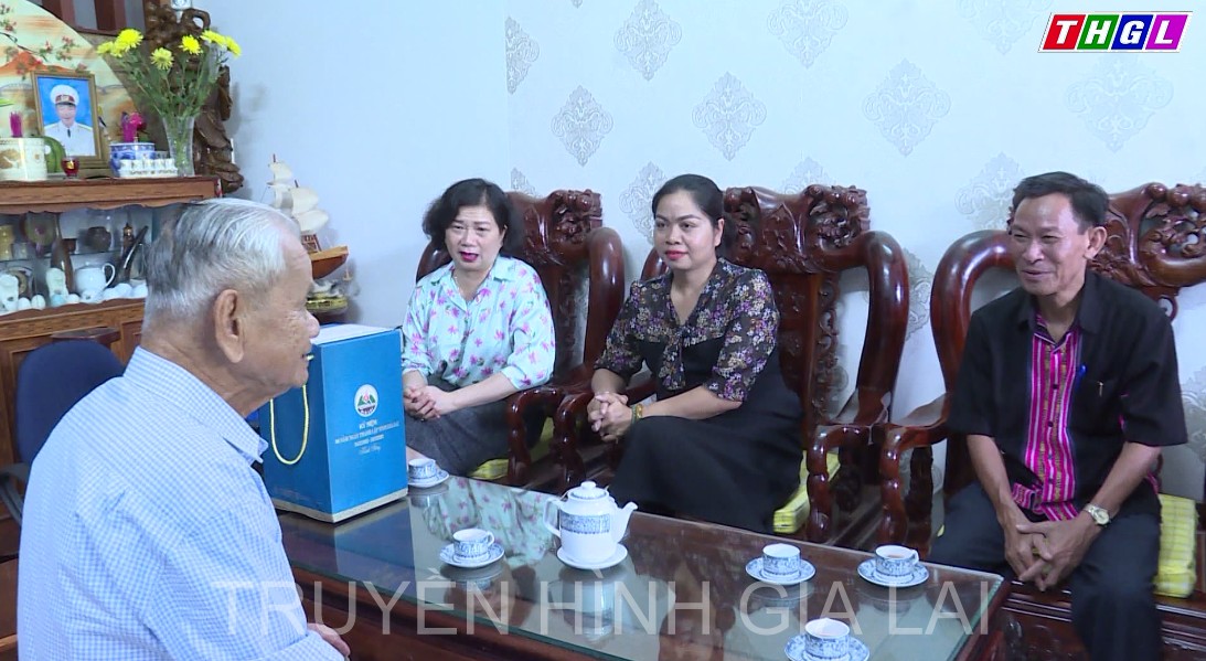 Bí thư Đảng ủy Khối các Cơ quan và Doanh nghiệp tỉnh Phạm Thị Tố Hải thăm, tặng quà cán bộ Tiền khởi nghĩa