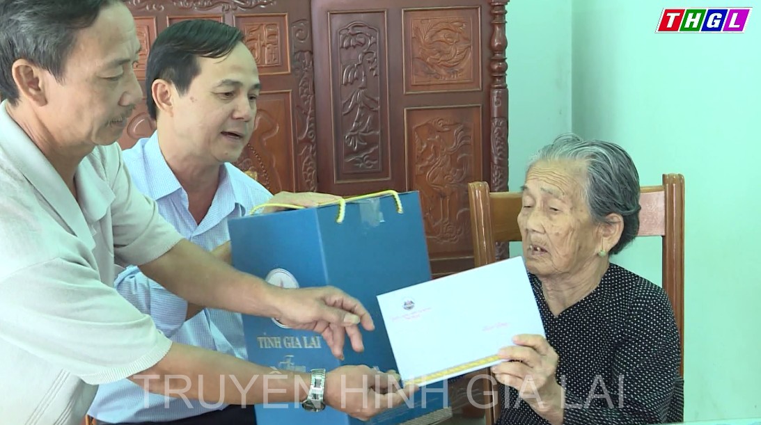 Đồng chí Võ Thanh Hùng-Ủy viên Ban Thường vụ Tỉnh ủy, Trưởng ban Dân vận Tỉnh ủy thăm, tặng quà nhân kỷ niệm 90 năm Ngày thành lập tỉnh Gia Lai.