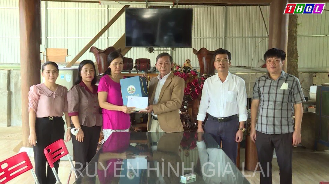 Đồng chí Trưởng Ban Tuyên giáo Tỉnh ủy  Huỳnh Thế Mạnh thăm, tặng quà  nhân kỷ niệm 90 năm Ngày thành lập tỉnh