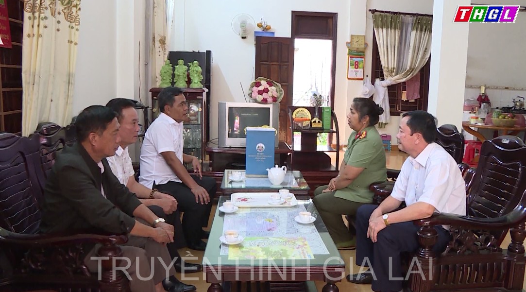 Bí thư Tỉnh ủy Hồ Văn Niên thăm, tặng quà các đồng chí và gia đình các đồng chí nguyên Bí thư Tỉnh ủy