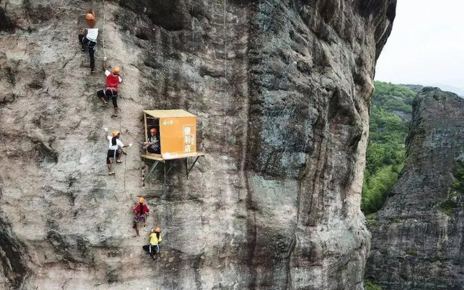 Kỳ lạ cửa hàng tiện lợi “bất tiện” nhất thế giới trên vách núi tại Trung Quốc