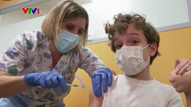 Tỷ lệ mắc COVID-19 ở trẻ giảm đáng kể nhờ tiêm vaccine