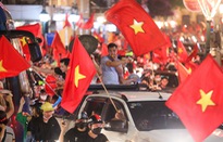 Người hâm mộ “nhuộm đỏ” mọi ngả đường mừng chiến thắng của U23 Việt Nam