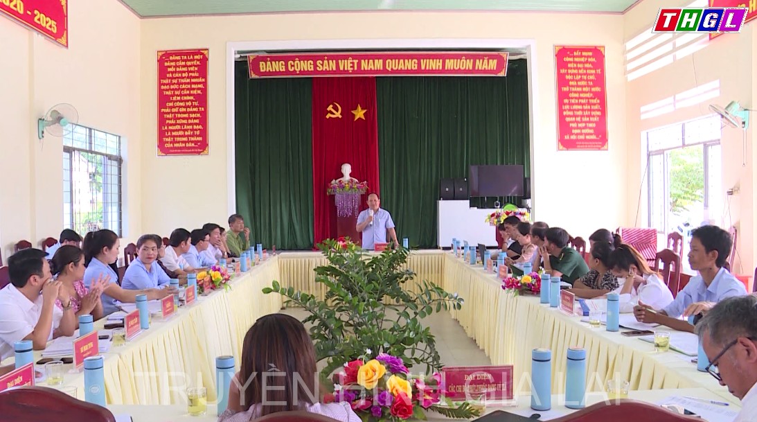 Phó Bí thư Tỉnh uỷ, Trưởng Ban Nội chính Tỉnh uỷ Rah Lan Chung làm việc tại xã Ia Púch (huyện Chư Prông)