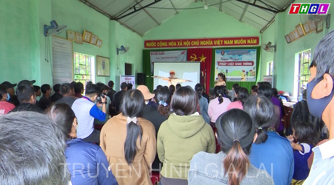 Công an TP. Pleiku tuyên truyền luật an toàn giao thông tại làng Thung Dôr