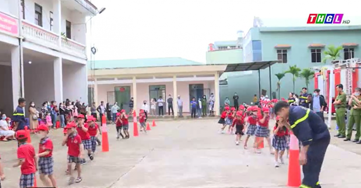 Trẻ mầm non trải nghiệm làm lính cứu hỏa