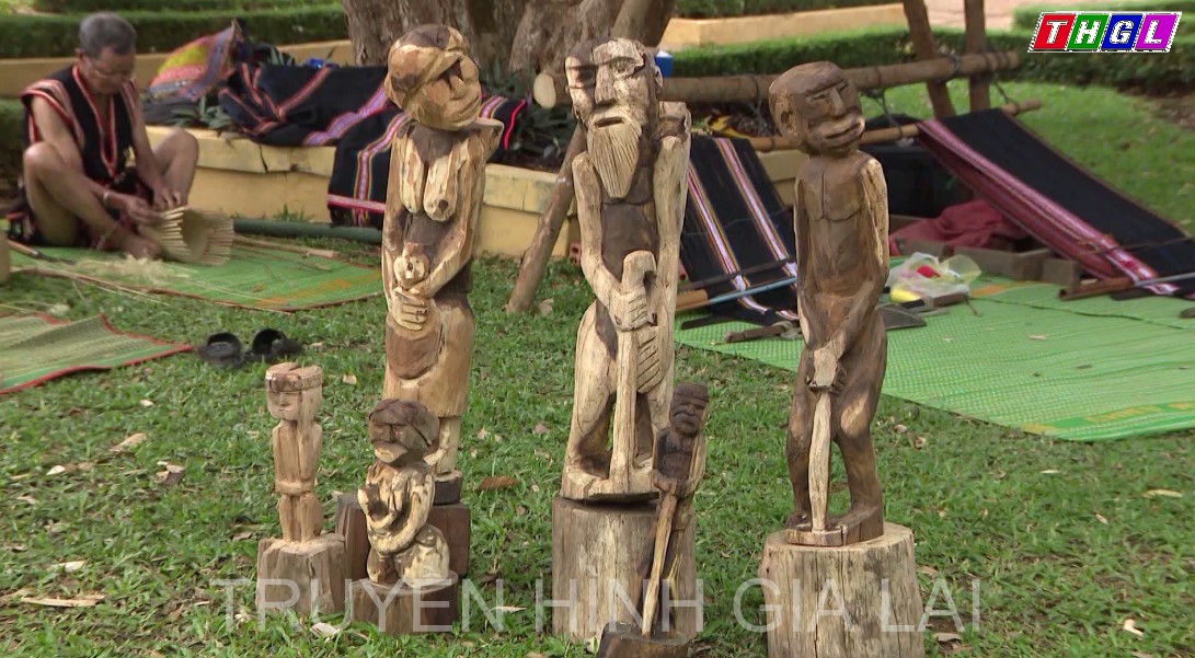Tạc tượng gỗ trong đời sống của người Jrai