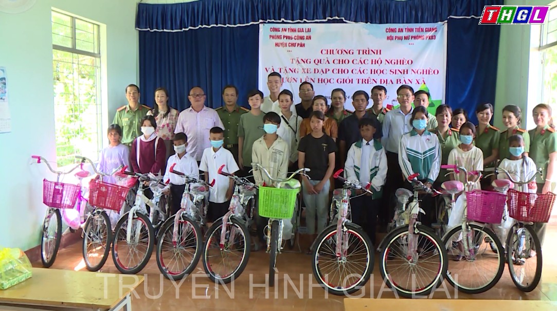 Tặng xe đạp và quà từ thiện cho học sinh nghèo vượt khó, gia đình có hoàn cảnh khó khăn