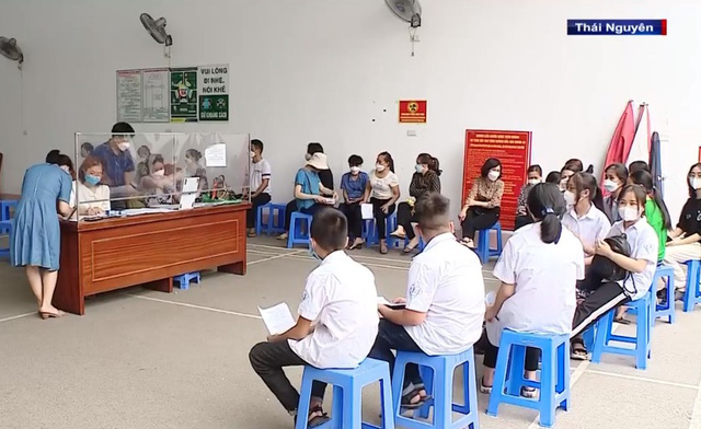 Vận động tiêm vaccine ngừa COVID-19, nhiều người vẫn đang… cân nhắc