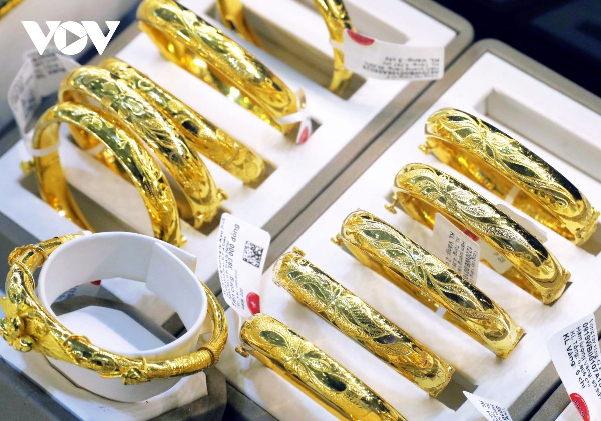 Giá vàng trong nước sụt giảm trong khi giá thế giới bật tăng