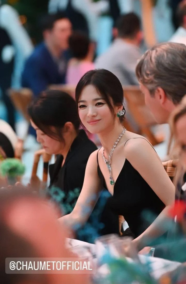 Song Hye Kyo gây choáng với vẻ đẹp và khí chất tại một sự kiện ở Paris