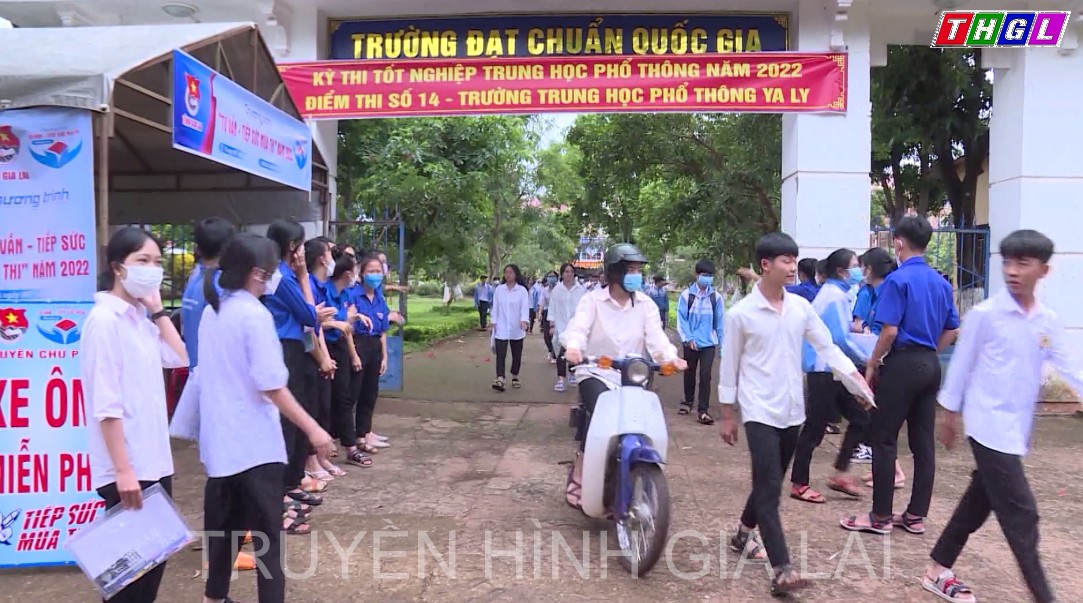 Kết thúc ngày thi đầu tiên thí sinh phấn khởi rời điểm thi