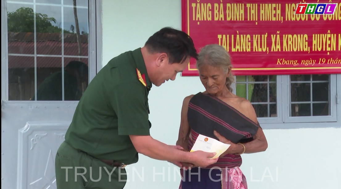 BỘ CHQS TỈNH GIA LAI TRAO NHÀ TÌNH NGHĨA VÀ SỔ TIẾT KIỆM CHO GIA ĐÌNH THƯƠNG-BỆNH BINH, NGƯỜI CÓ CÔNG CÁCH MẠNG