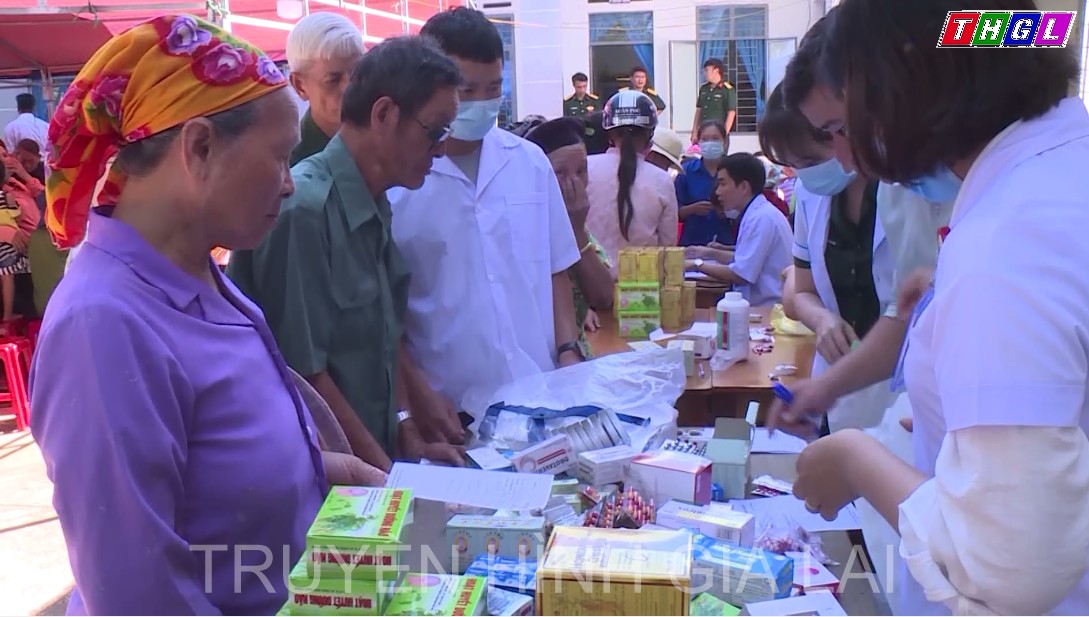 Binh đoàn 15: Khám, chữa bệnh, tặng quà cho gia đình chính sách,  người nghèo trên địa bàn biên giới