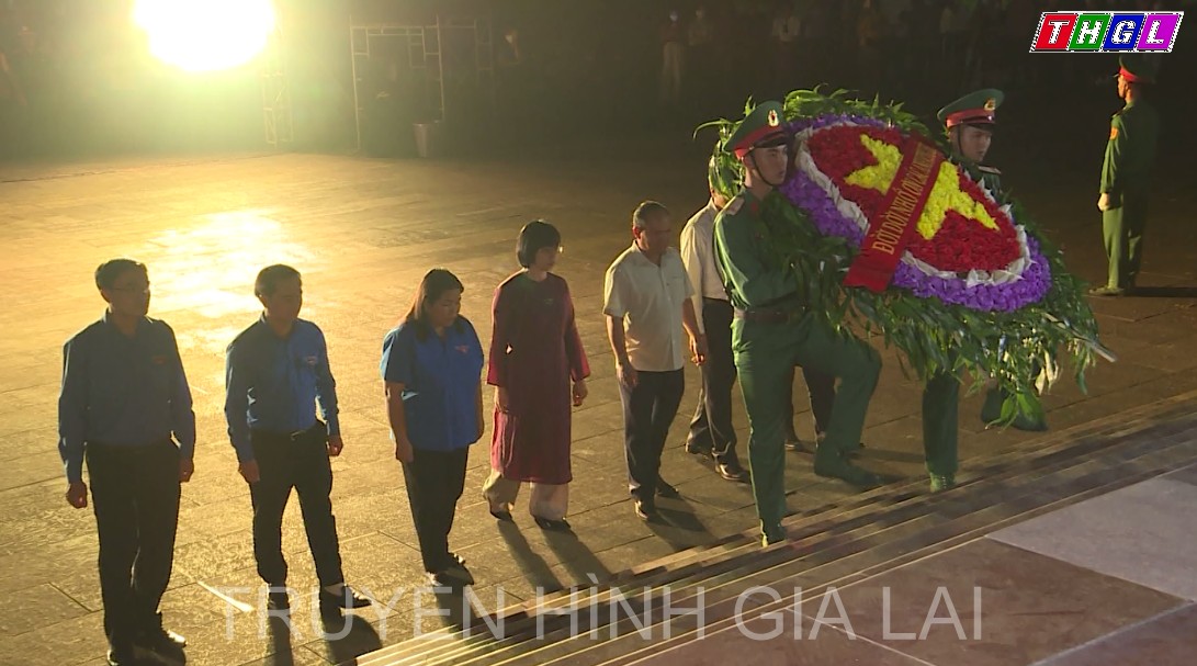 Tuổi trẻ Gia Lai thắp nến tri ân các anh hùng liệt sĩ