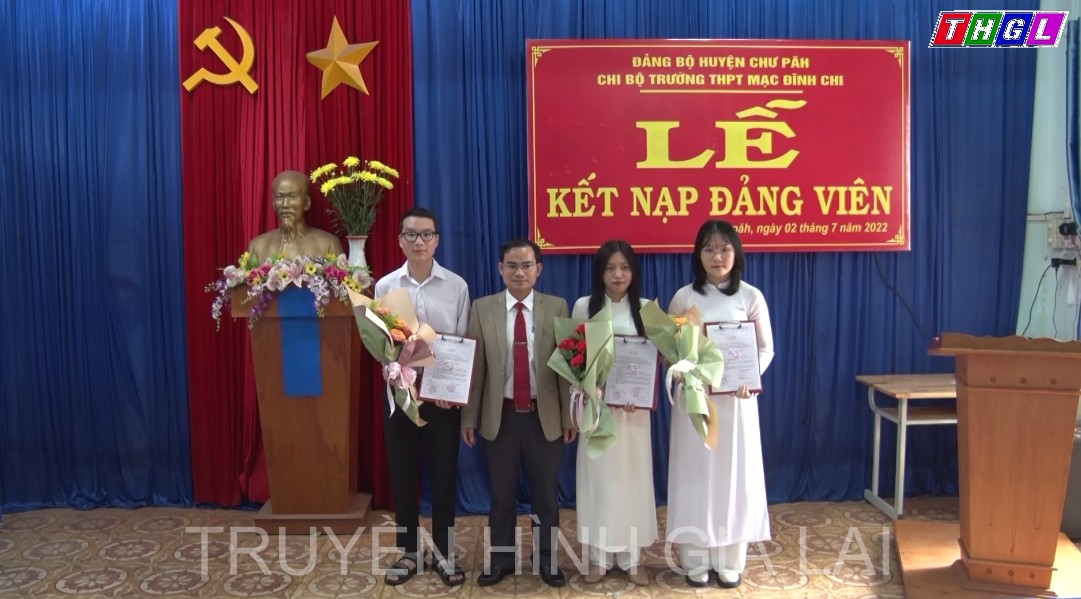 Trường THPT Mạc Đĩnh Chi, huyện Chư Pah tổ chức kết nạp Đảng cho 3 học sinh