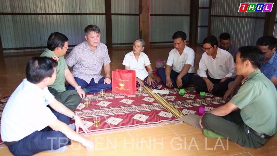 Thiếu tướng Rah Lan Lâm thăm, tặng quà các bệnh binh huyện Chư Prông