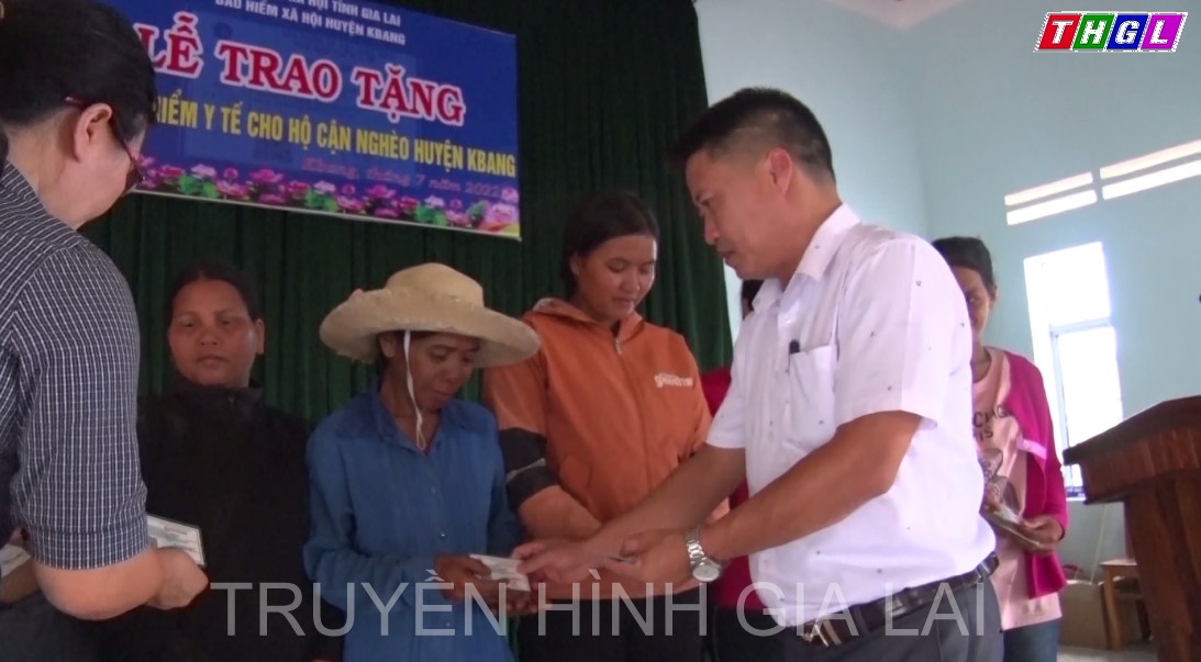 BHYT huyện Kbang phối hợp trao tặng 1.871 thẻ BHYT cho hộ cận nghèo