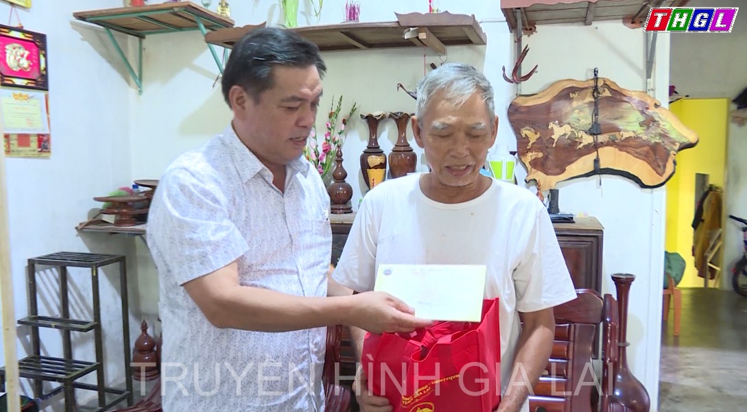 Đồng chí Kpă Thuyên  thăm, tặng quà nhân kỷ niệm 75 năm ngày Thương binh Liệt sĩ