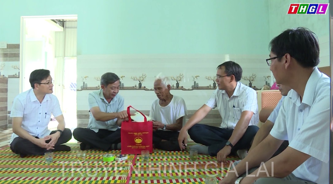 Đồng chí Huỳnh Thế Mạnh – Ủy viên Ban Thường vụ Tỉnh ủy, Trưởng Ban Tuyên giáo Tỉnh ủy  thăm, tặng quà các thương, bệnh binh, người có công tiêu biểu trên địa bàn huyện KBang