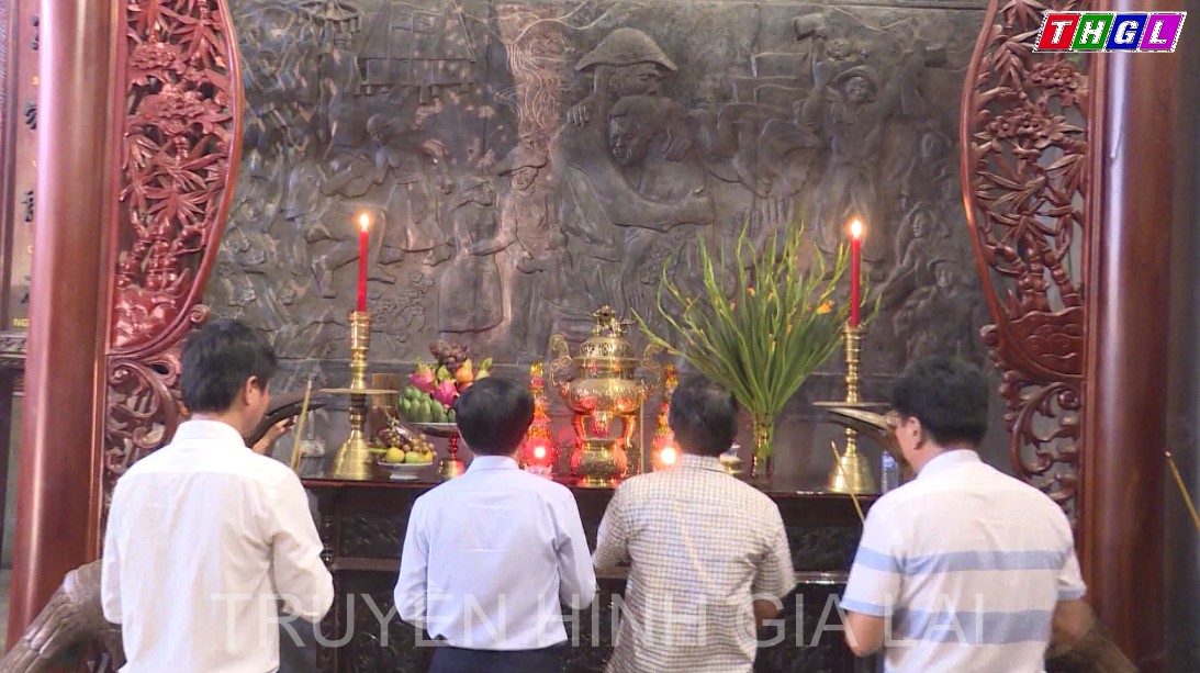 Xúc động Lễ thắp nến tri ân tại Đền Tưởng niệm Liệt sĩ Hội Phú