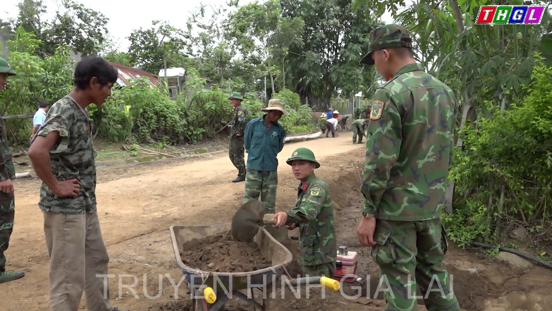 Bộ đội về làng giúp dân xây dựng nông thôn mới