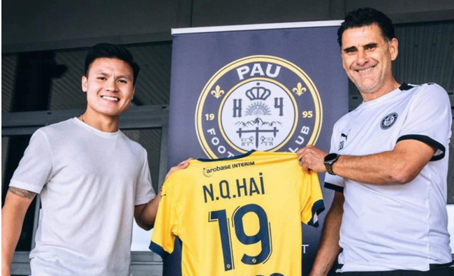 Quang Hải “chiếm sóng” trong buổi ra mắt tân binh của Pau FC