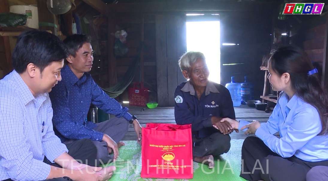 Đồng chí Siu Hương – Phó Trưởng đoàn chuyên trách Đoàn ĐBQH tỉnh thăm, tặng quà nhân kỷ niệm 75 năm ngày Thương binh Liệt sĩ