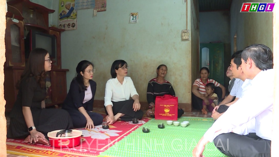 Phó Chủ tịch UBND tỉnh Nguyễn Thị Thanh Lịch thăm, tặng quà các gia đình chính sách tiêu biểu tại huyện Chư Pưh