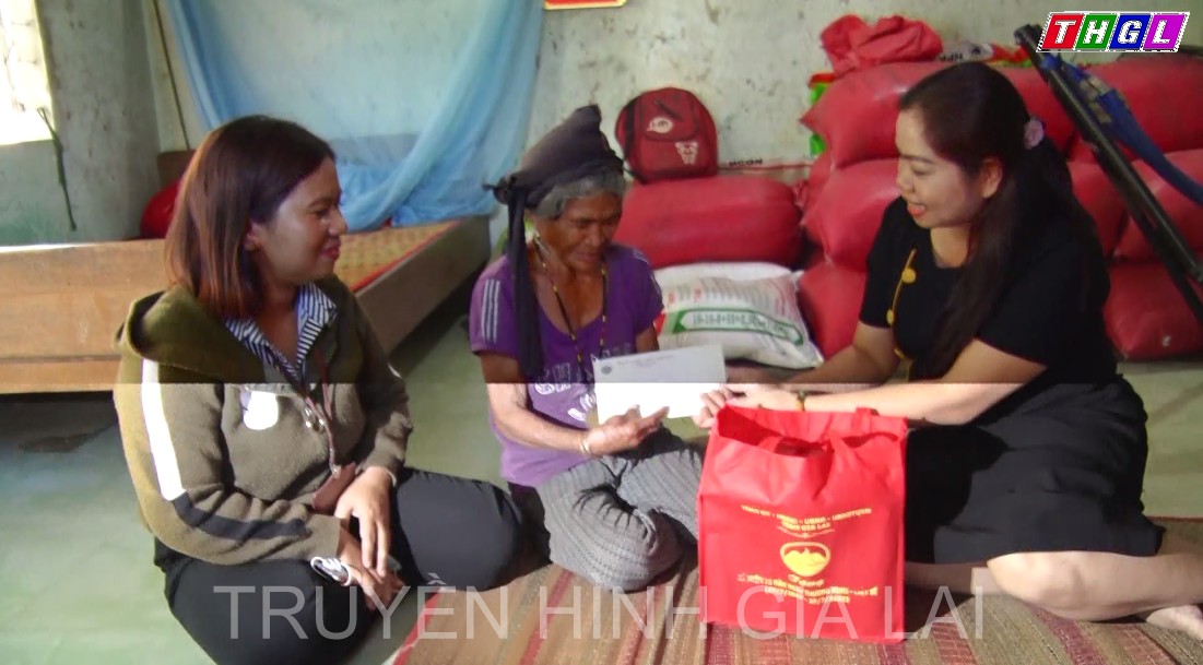 Chủ tịch Hội phụ nữ tỉnh Rơ Chăm H’Hồng thăm tặng quà nhân ngày 27-7.